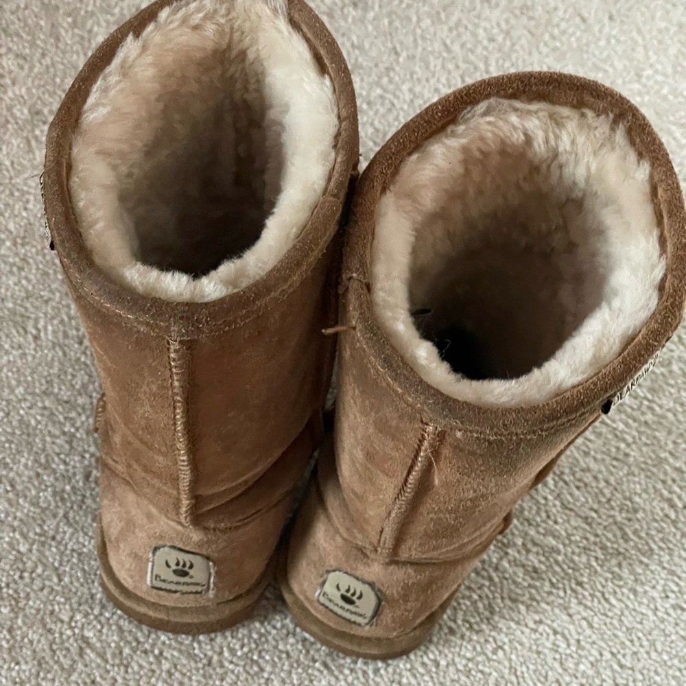 Women’s tan Bearpaw mid calf suede leather boots with fur lining- size 8.